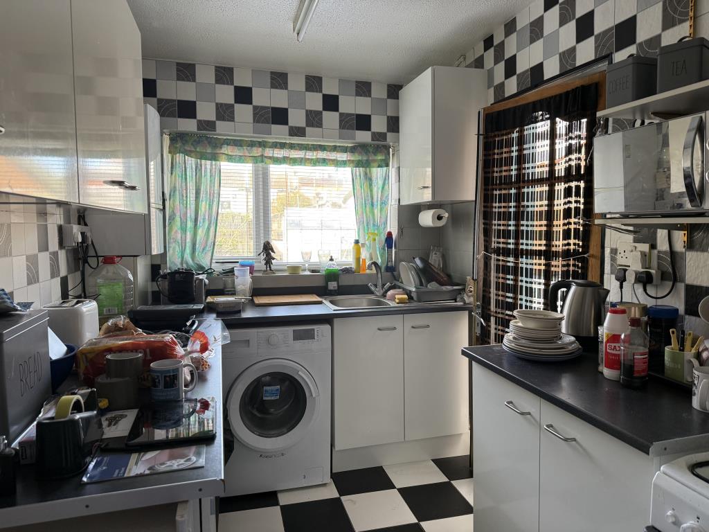 Lot: 133 - THREE-BEDROOM HOUSE IN NEED OF IMPROVEMENT - Modern fitted kitchen